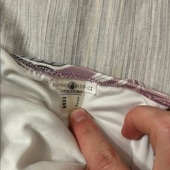 Volcom one piece size small - Picture 4 of 4